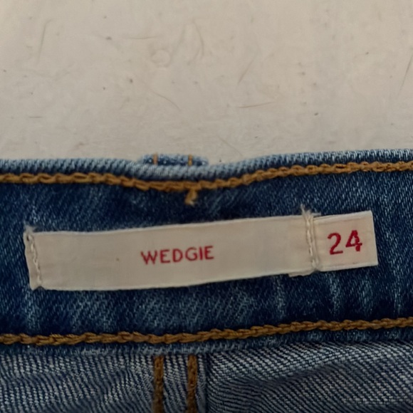 Levi jeans. Straight leg wedgie for size 24 - Picture 2 of 3